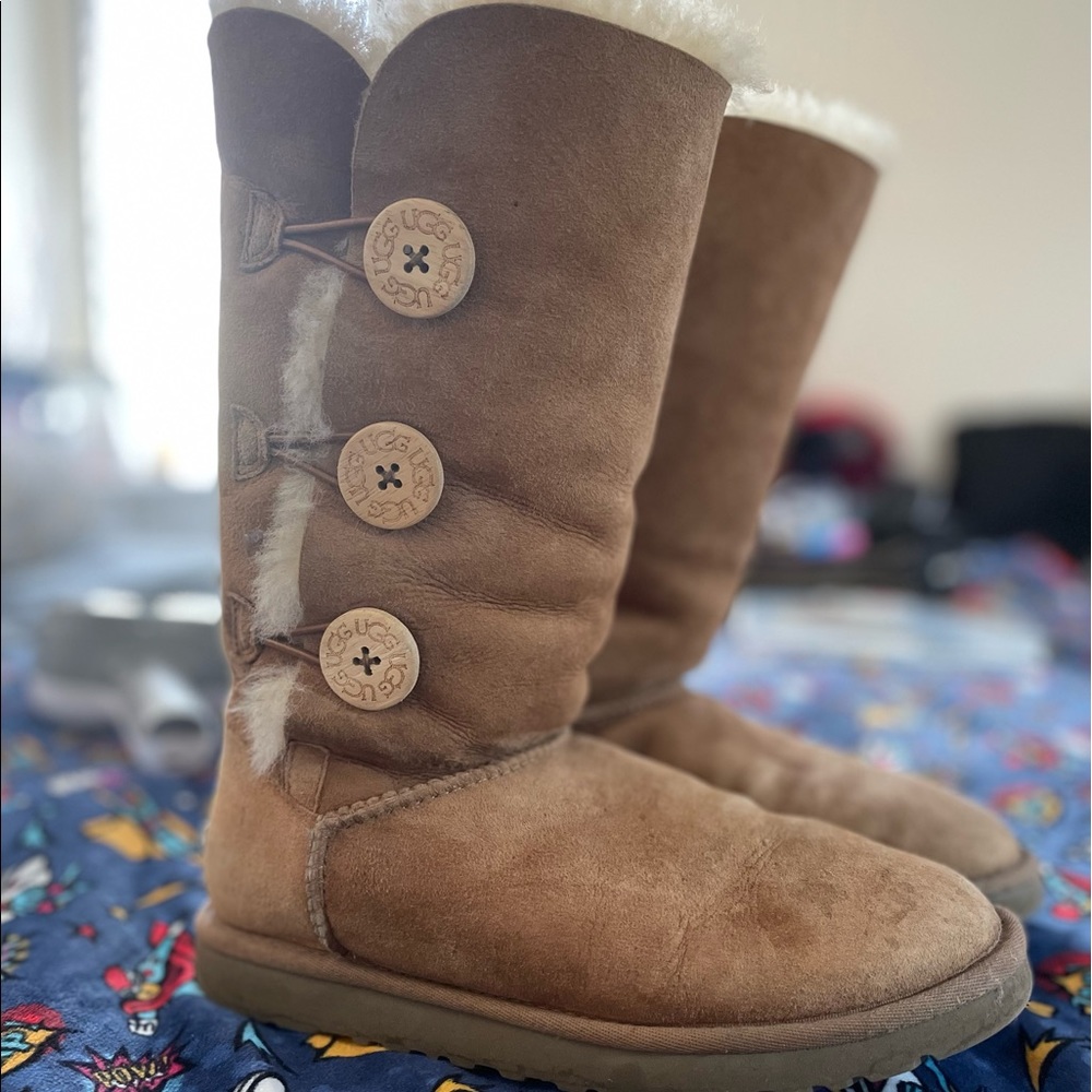 Ugg Bailey Button Triplet II Boots in Chestnut Suede